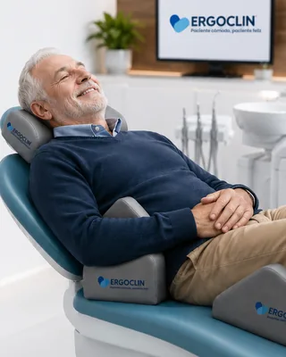 Adulto mayor cómodo en el sillón dental con soporte cervical y lumbar Ergoclin