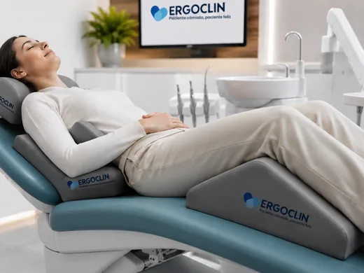 Paciente adulta relajada en el sillón dental con cojines Ergoclin