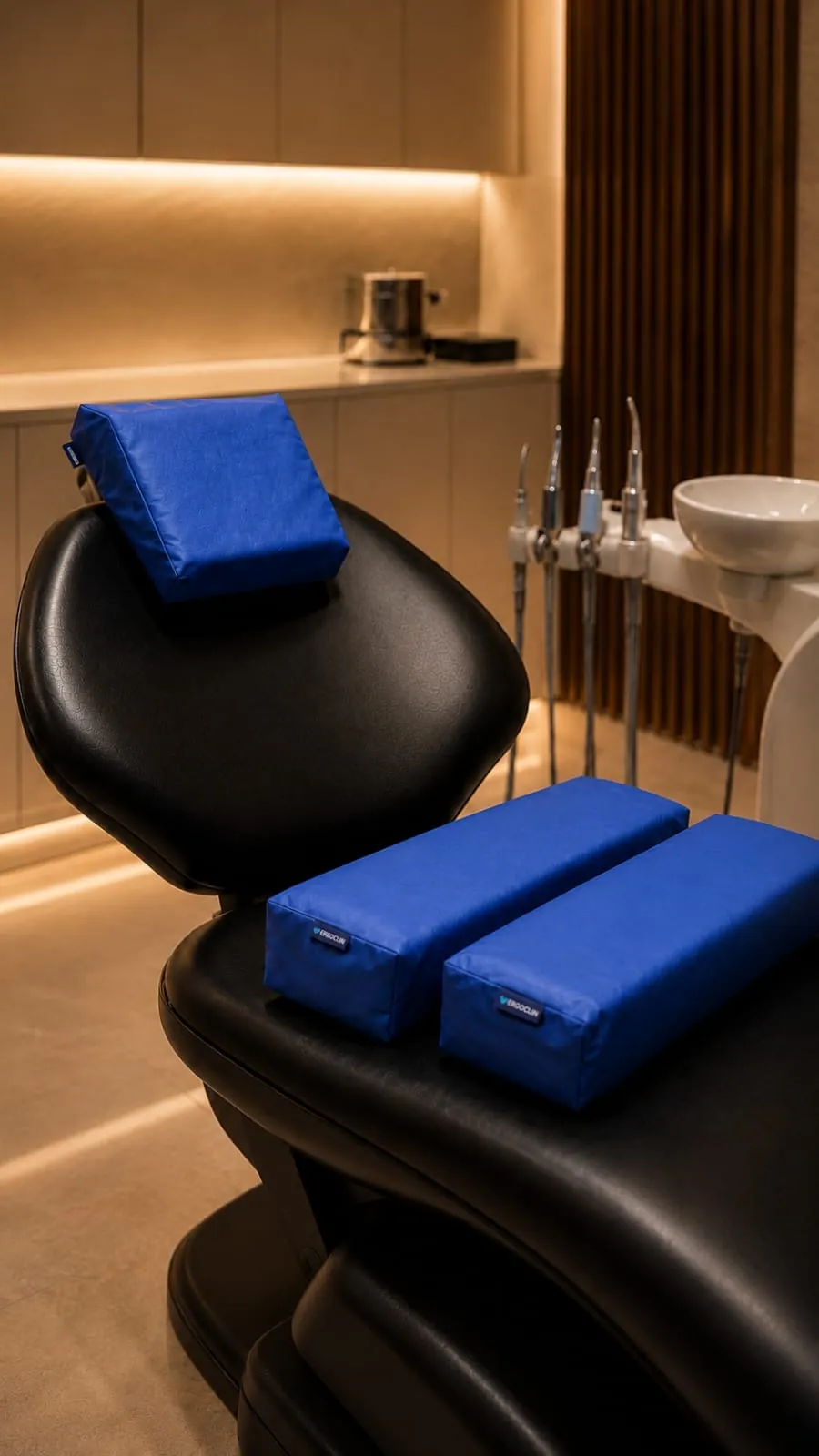 Cojín cervical y barras modulares Ergoclin color azul rey sobre un sillón dental negro